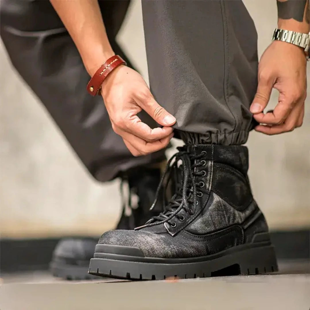 Conheça a Bota Masculina Corleone, uma peça icônica que combina luxo e funcionalidade. Confeccionada com couro de primeira qualidade, esta bota é ideal para homens que não abrem mão do estilo e da resistência.