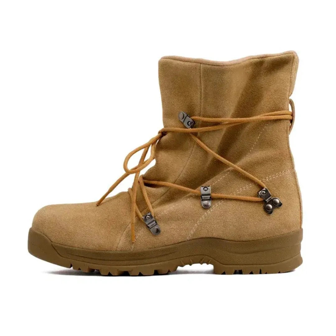 Apresentamos a Bota Masculina Ateez, uma combinação perfeita de modernidade e durabilidade. Feita com couro de alta qualidade, esta bota é projetada para homens que buscam um visual sofisticado sem abrir mão do conforto.