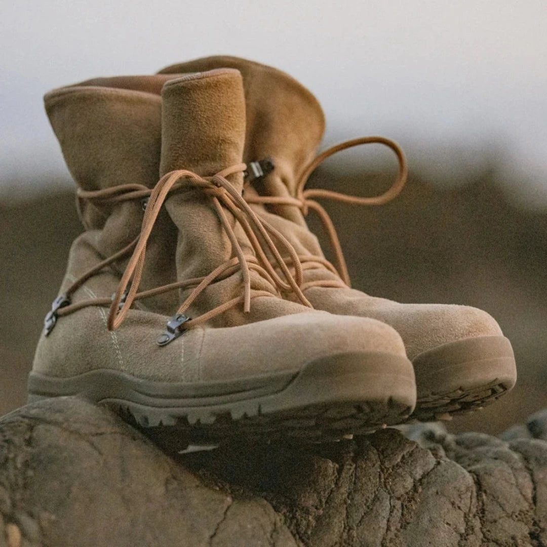 Apresentamos a Bota Masculina Ateez, uma combinação perfeita de modernidade e durabilidade. Feita com couro de alta qualidade, esta bota é projetada para homens que buscam um visual sofisticado sem abrir mão do conforto.