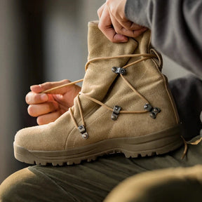 Apresentamos a Bota Masculina Ateez, uma combinação perfeita de modernidade e durabilidade. Feita com couro de alta qualidade, esta bota é projetada para homens que buscam um visual sofisticado sem abrir mão do conforto.