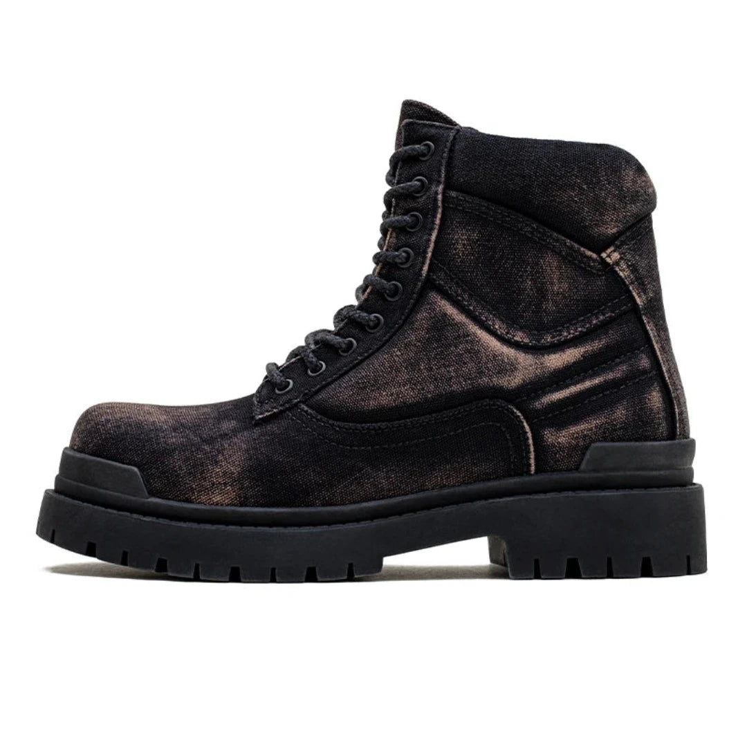 Conheça a Bota Masculina Corleone, uma peça icônica que combina luxo e funcionalidade. Confeccionada com couro de primeira qualidade, esta bota é ideal para homens que não abrem mão do estilo e da resistência.