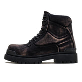 Conheça a Bota Masculina Corleone, uma peça icônica que combina luxo e funcionalidade. Confeccionada com couro de primeira qualidade, esta bota é ideal para homens que não abrem mão do estilo e da resistência.