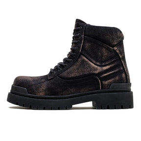 Conheça a Bota Masculina Corleone, uma peça icônica que combina luxo e funcionalidade. Confeccionada com couro de primeira qualidade, esta bota é ideal para homens que não abrem mão do estilo e da resistência.