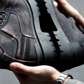 Conheça a Bota Masculina Corleone, uma peça icônica que combina luxo e funcionalidade. Confeccionada com couro de primeira qualidade, esta bota é ideal para homens que não abrem mão do estilo e da resistência.