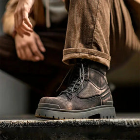Conheça a Bota Masculina Corleone, uma peça icônica que combina luxo e funcionalidade. Confeccionada com couro de primeira qualidade, esta bota é ideal para homens que não abrem mão do estilo e da resistência.