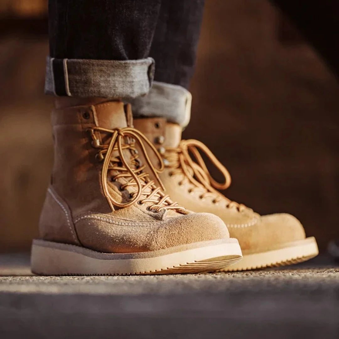 Apresentamos a Bota Masculina Kodak, uma obra-prima de design e funcionalidade. Feita com couro premium, esta bota é a escolha ideal para homens que buscam elegância e durabilidade em todas as ocasiões.