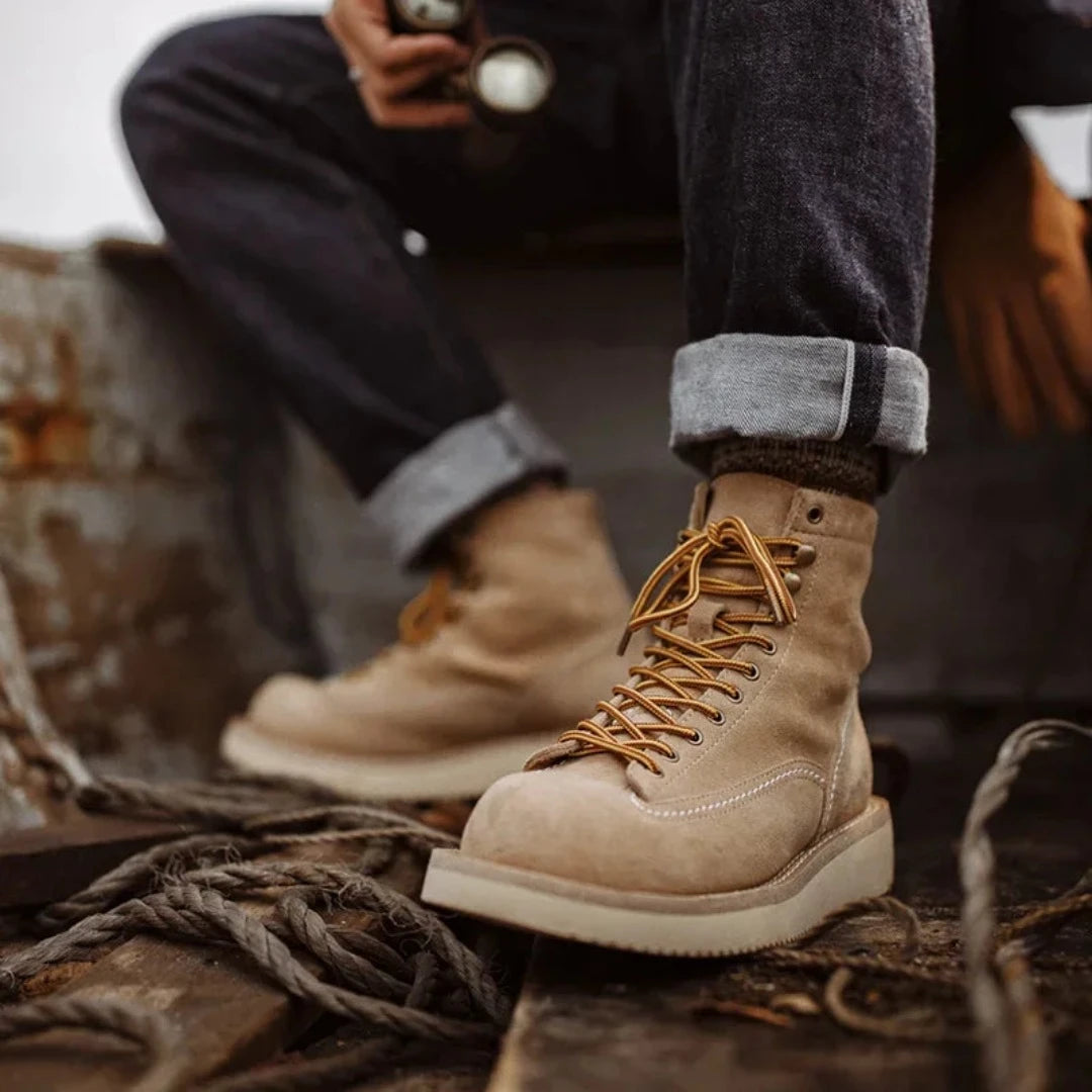 Apresentamos a Bota Masculina Kodak, uma obra-prima de design e funcionalidade. Feita com couro premium, esta bota é a escolha ideal para homens que buscam elegância e durabilidade em todas as ocasiões.
