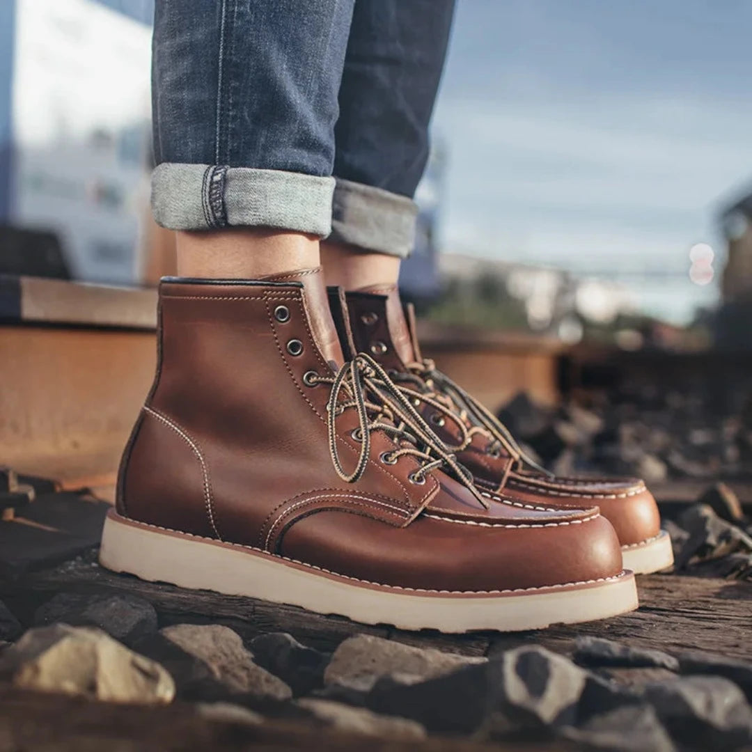 Apresentamos a Bota Masculina Thugz, a escolha definitiva para homens que procuram combinar robustez com um design moderno e sofisticado. Confeccionada com materiais de alta qualidade, esta bota oferece durabilidade e um visual impactante para qualquer ocasião.