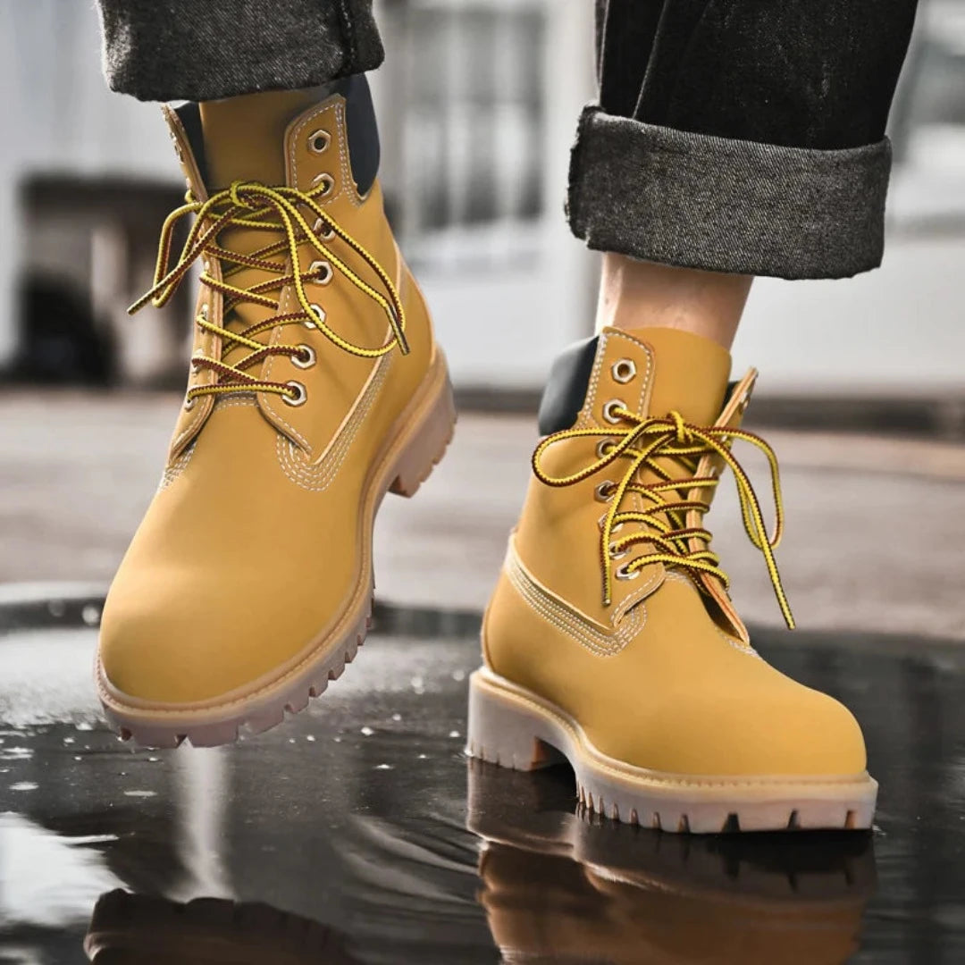 Apresentamos a Bota Masculina Scott, onde sofisticação encontra a máxima funcionalidade. Feita com couro de alta qualidade, esta bota é a escolha ideal para homens que desejam unir estilo e durabilidade em um só produto.