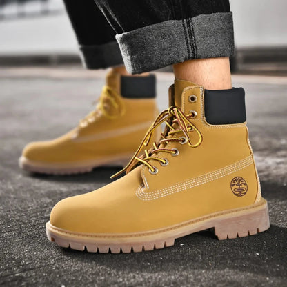 Apresentamos a Bota Masculina Scott, onde sofisticação encontra a máxima funcionalidade. Feita com couro de alta qualidade, esta bota é a escolha ideal para homens que desejam unir estilo e durabilidade em um só produto.