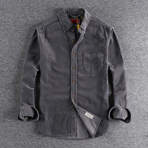 Descubra a sofisticação na simplicidade com nossa Camisa Masculina Manga Longa Básica. Esta peça essencial é um exemplo de elegância atemporal em seu design minimalista e versátil.