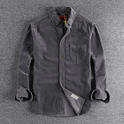 Descubra a sofisticação na simplicidade com nossa Camisa Masculina Manga Longa Básica. Esta peça essencial é um exemplo de elegância atemporal em seu design minimalista e versátil.