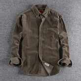 Descubra a sofisticação na simplicidade com nossa Camisa Masculina Manga Longa Básica. Esta peça essencial é um exemplo de elegância atemporal em seu design minimalista e versátil.