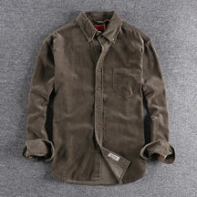 Descubra a sofisticação na simplicidade com nossa Camisa Masculina Manga Longa Básica. Esta peça essencial é um exemplo de elegância atemporal em seu design minimalista e versátil.